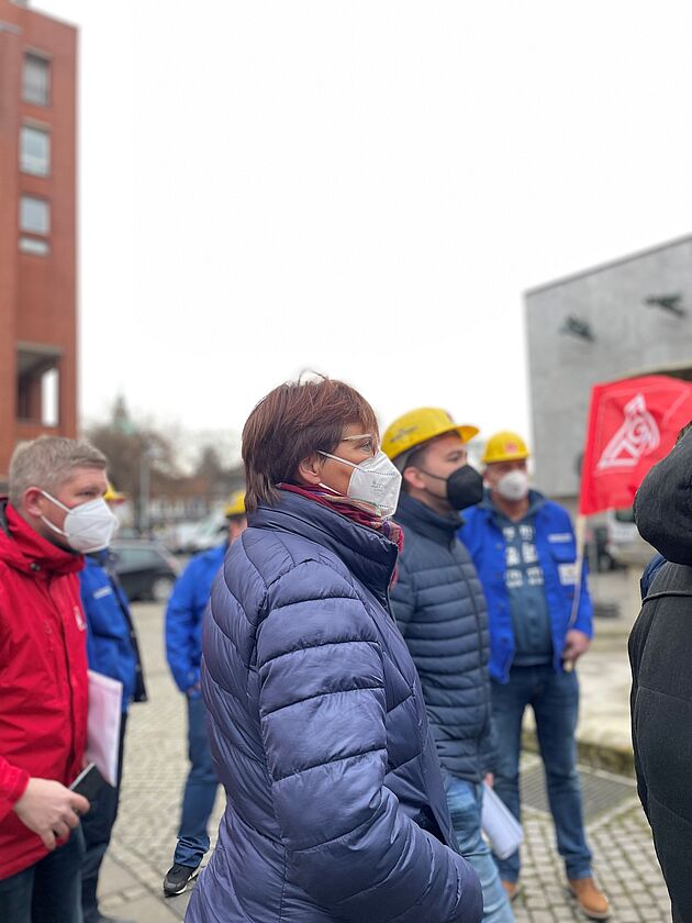 Meta Janssen-Kucz mit Vertrauensleuten der Meyer-Werft und der IG Metall