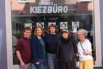 Die Abgeordneten vor ihrem neuen Grünen Kiezbüro