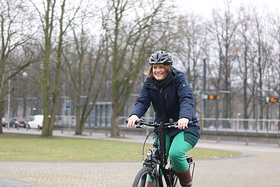 Julia Willie Hamburg unterwegs auf dem Fahrrad im Wahlkreis
